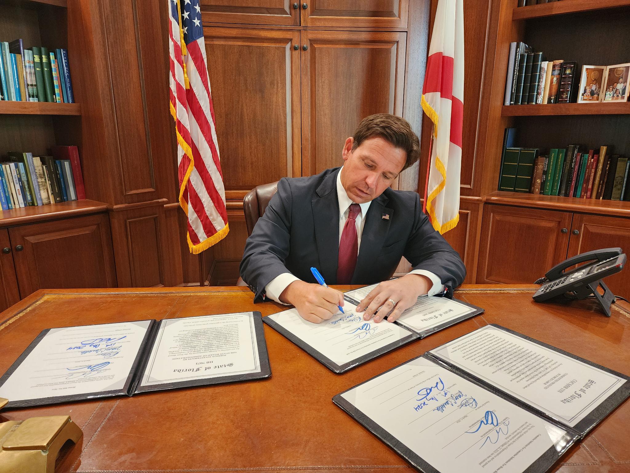 Ron DeSantis signing bill