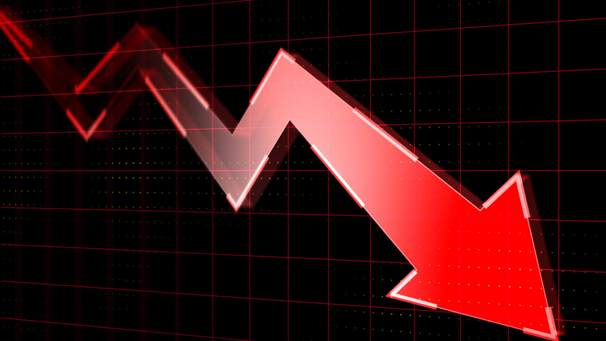 crypto low fees graph downward arrow