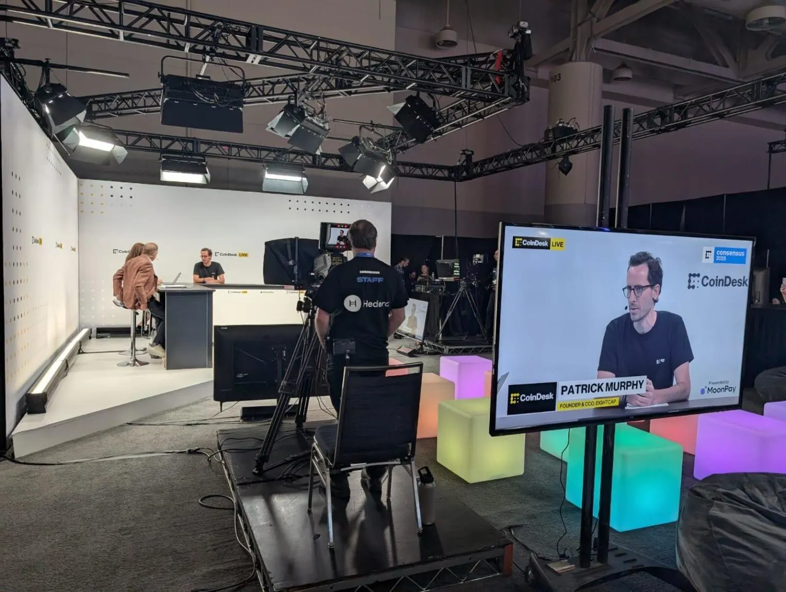 CoinDesk and Decrypt crypto news articles