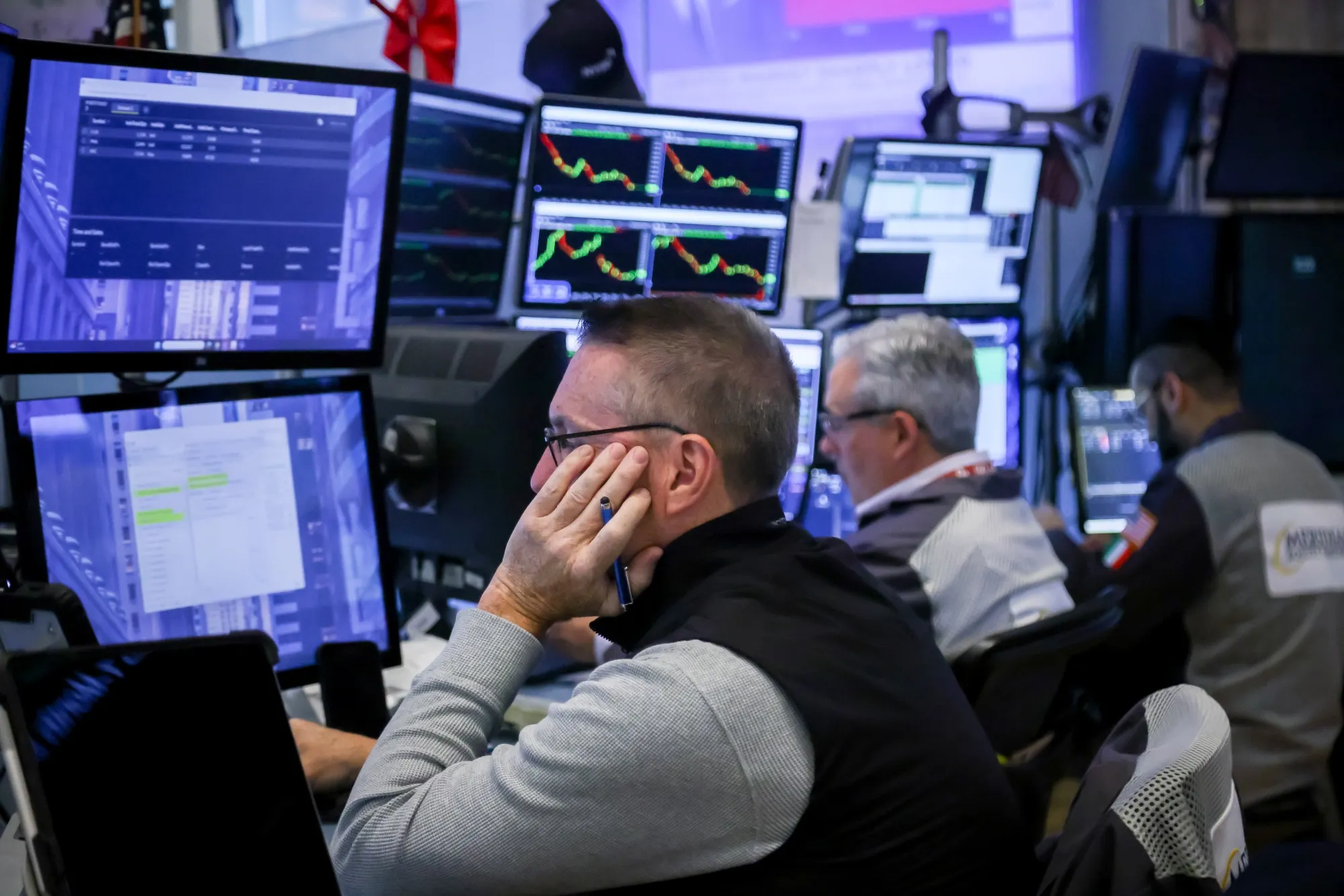 Institutional crypto traders reacting to 2025 Bitcoin market crash in a modern trading office, digital screens showing red trends, conveying financial turmoil and volatility.