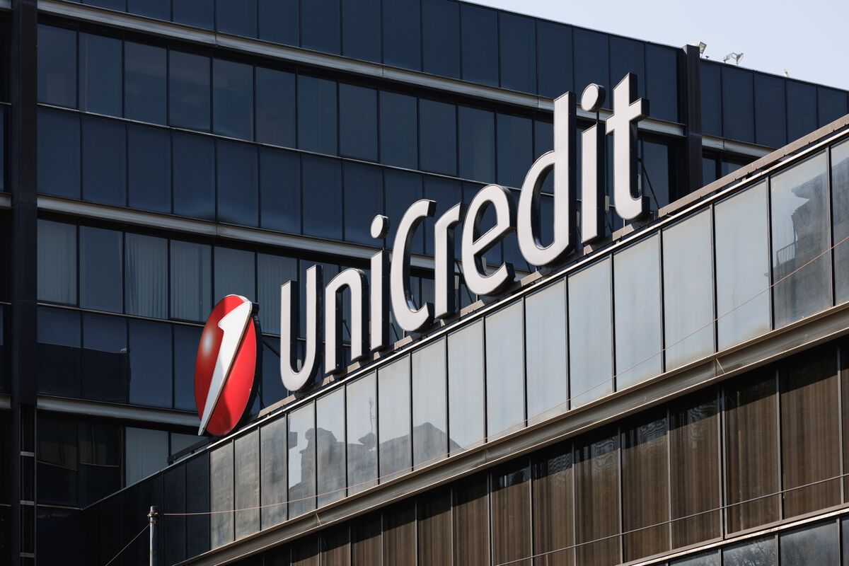 Logos of UniCredit, ING, Banca Sella, KBC Group, Danske Bank, DekaBank, SEB, CaixaBank, and Raiffeisen Bank International interconnected by digital blockchain nodes, representing the European banks' stablecoin consortium.
