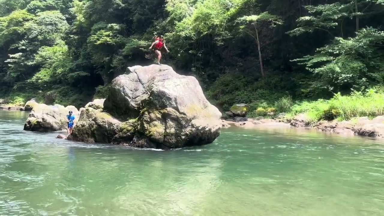 Modern retiree using a crypto-enabled 401K app on a smartphone while traveling abroad, with a digital map showing Bitcoin amounts needed to retire in countries like the US, UK, Germany, Australia, and more in 2035.