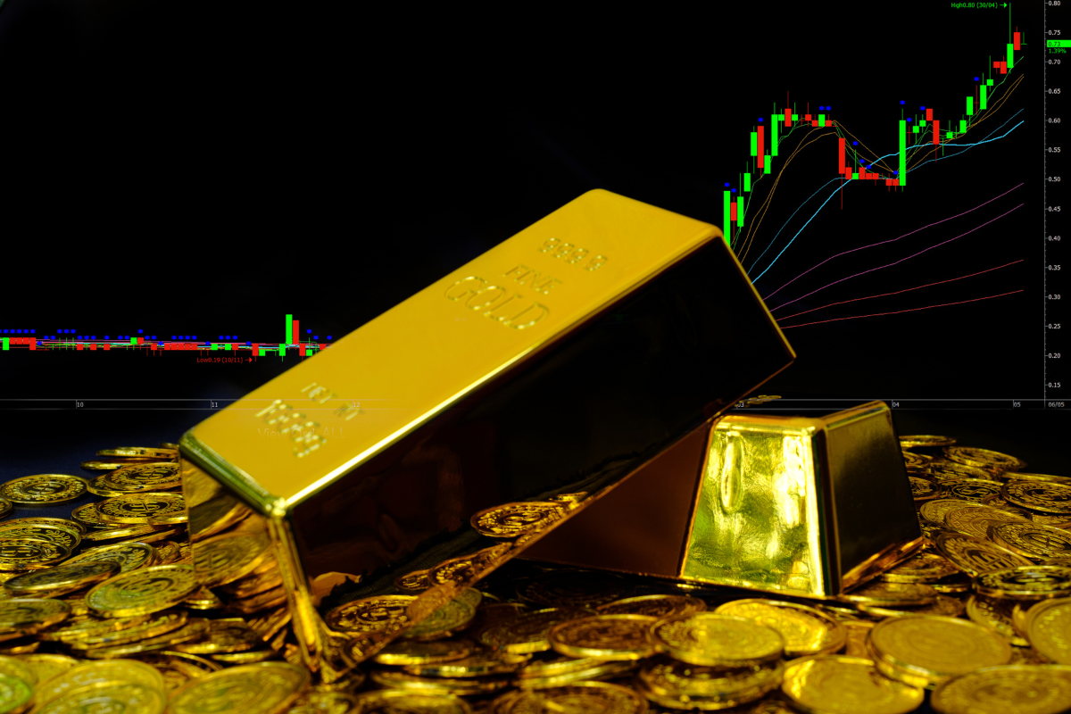 Physical gold bars next to a digital blockchain ledger representing tokenized gold in 2025