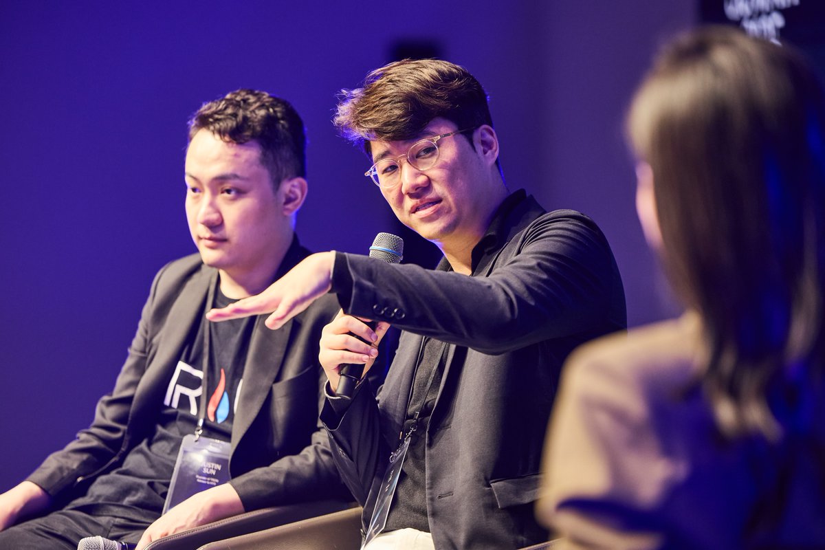 Diagram illustrating how staking $APL tokens on Aria Protocol generates daily on-chain music royalty rewards, showing token flow from $APL to $stAPL and royalty distribution.