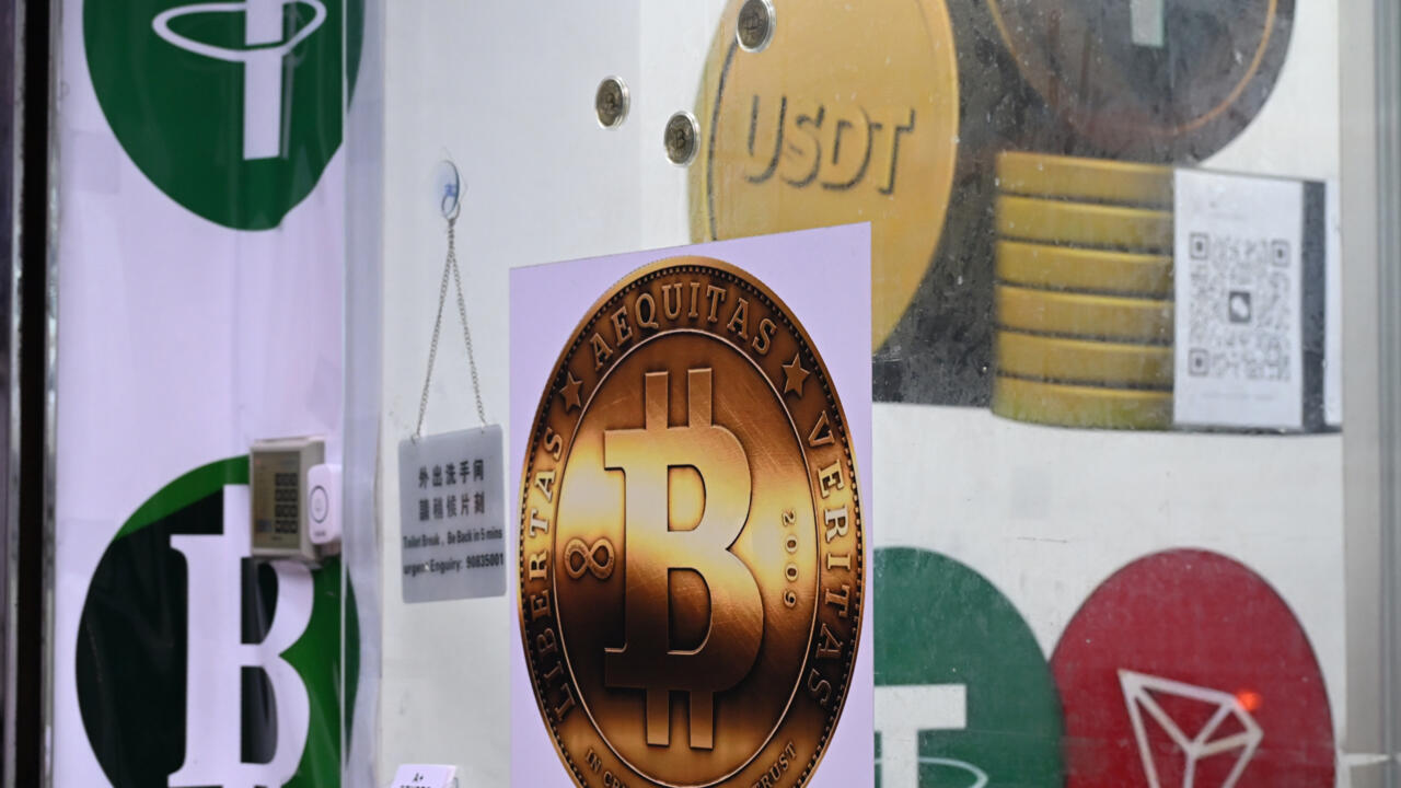 Visual overview of Hong Kong stablecoin regulatory framework with HKMA building, digital coins, and compliance icons