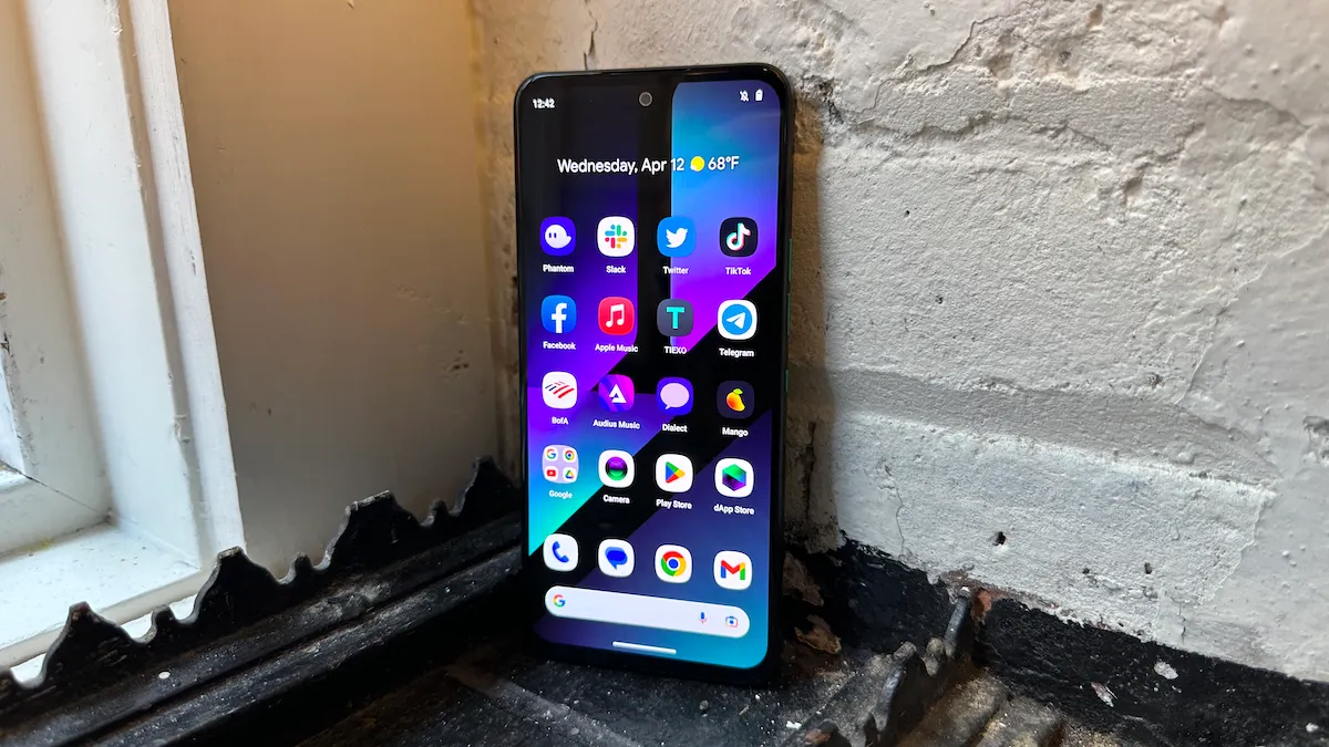 Solana Saga phone running DePIN node