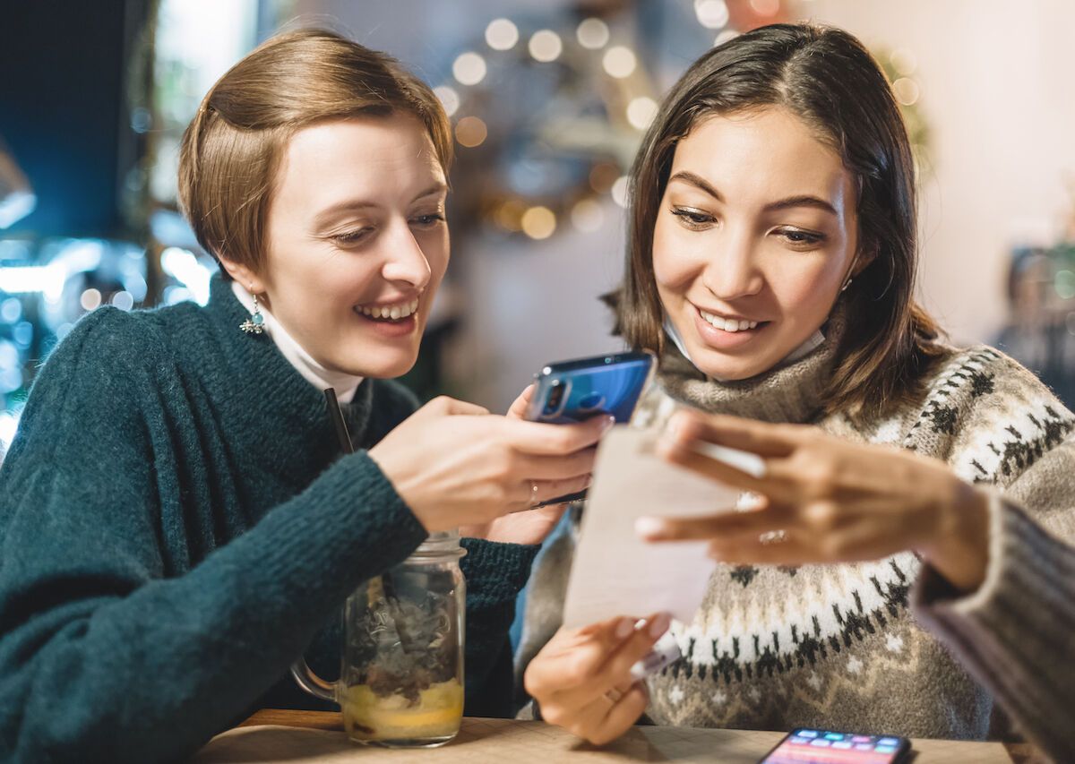 Friends splitting bill using Payy Card QR code