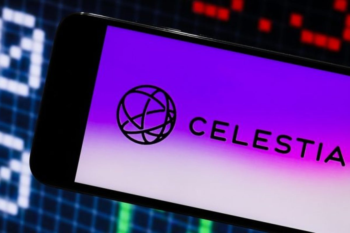 Celestia, Avail, and EigenDA logos interconnected in a modular blockchain stack, representing leading data availability layers for rollups
