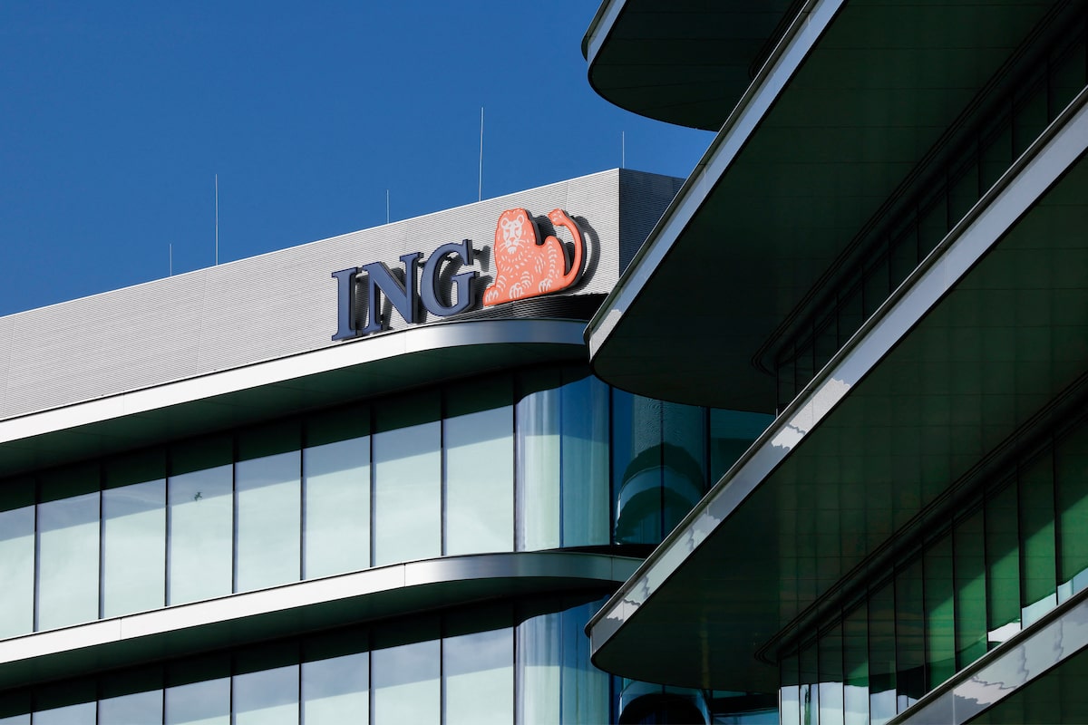Collage of logos from ING, UniCredit, BNP Paribas, CaixaBank, Danske Bank and other EU banks announcing Qivalis euro stablecoin launch 2026 MiCA compliant