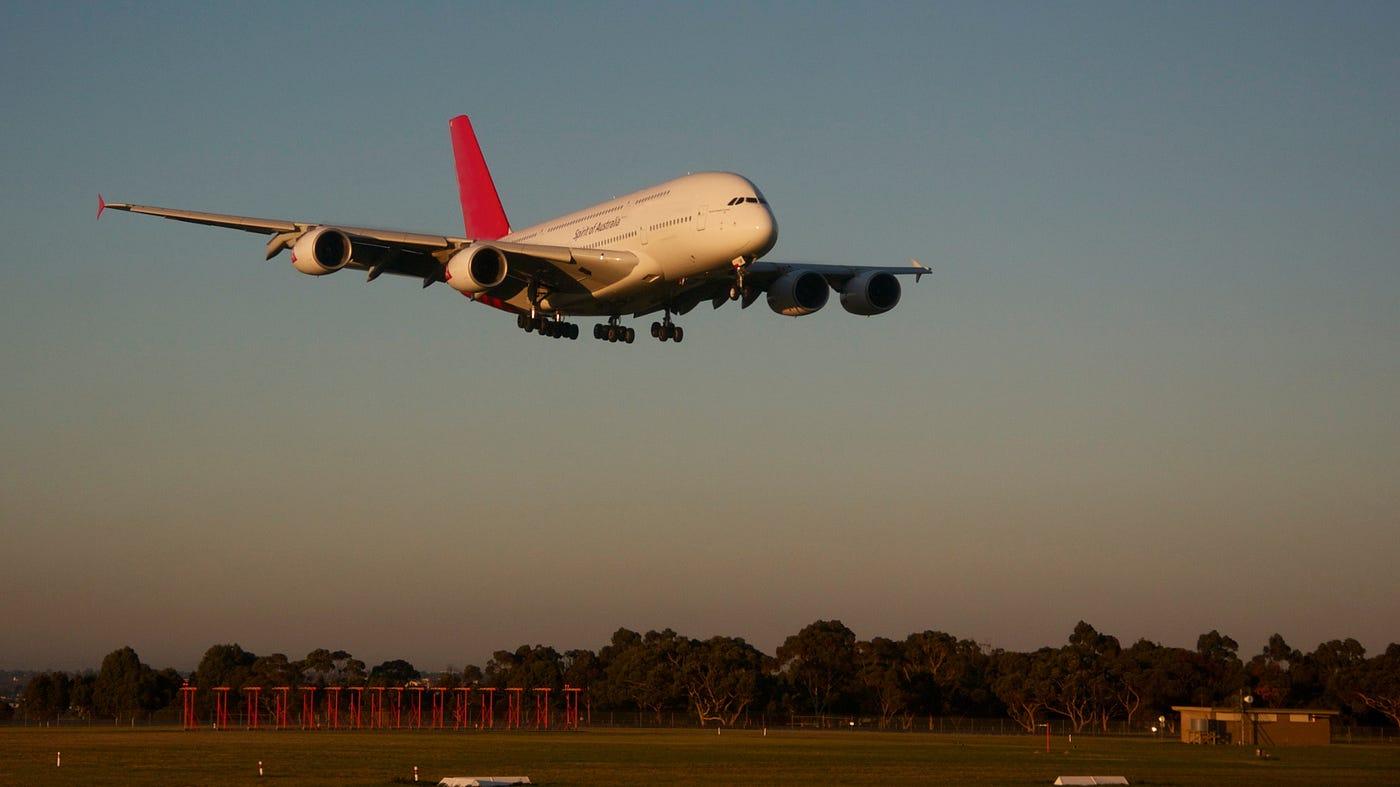 Diagram illustrating Chainlink oracles fetching real-world flight delay data for instant automated parametric insurance payouts on blockchain