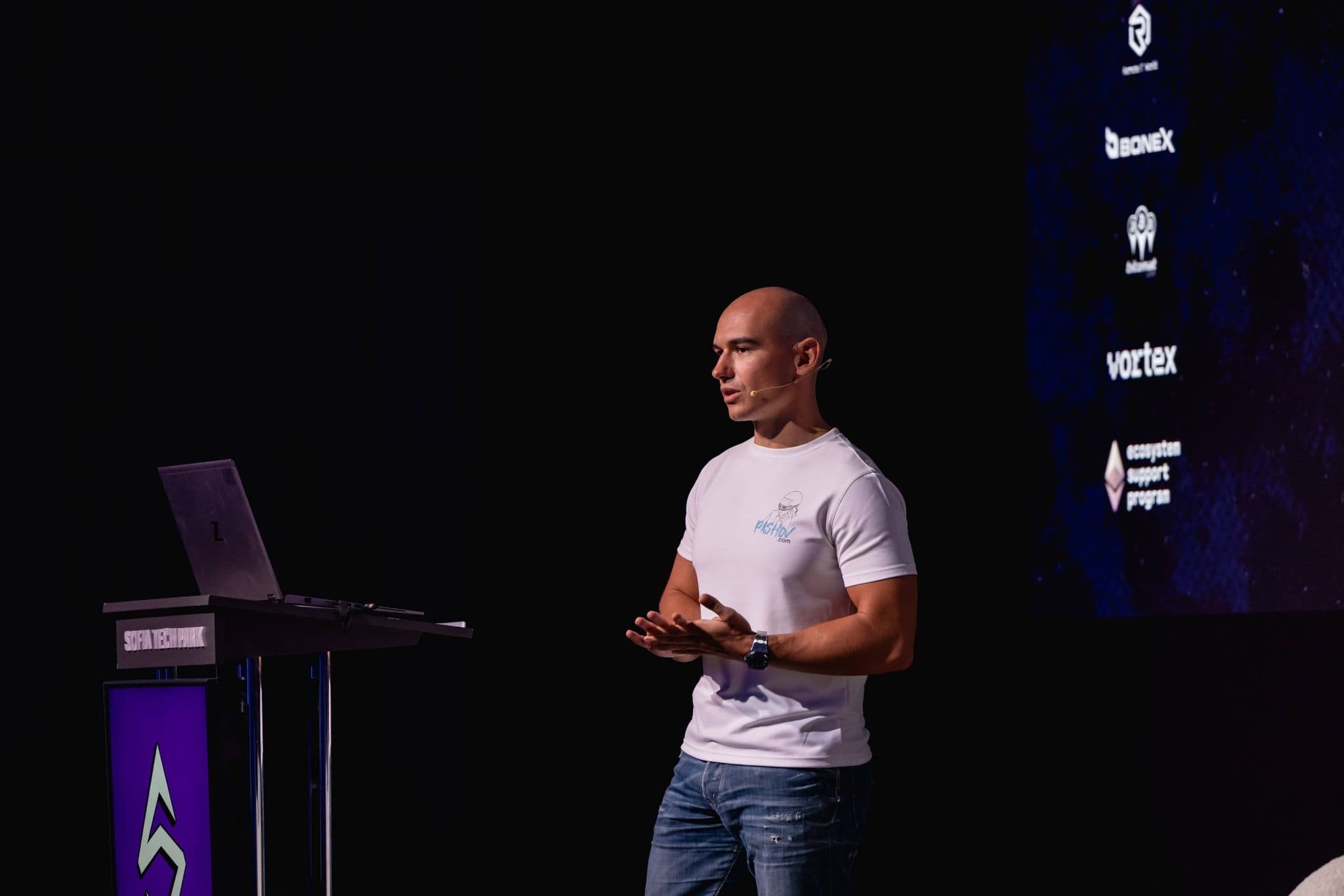 Dynamic graphic of AI neural network scanning DeFi smart contracts for Pashov-like vulnerabilities, illustrating AI security tools detecting exploits covered by Nexus Mutual, InsurAce, Armor.fi, Sherlock Protocol, Bridge Mutual