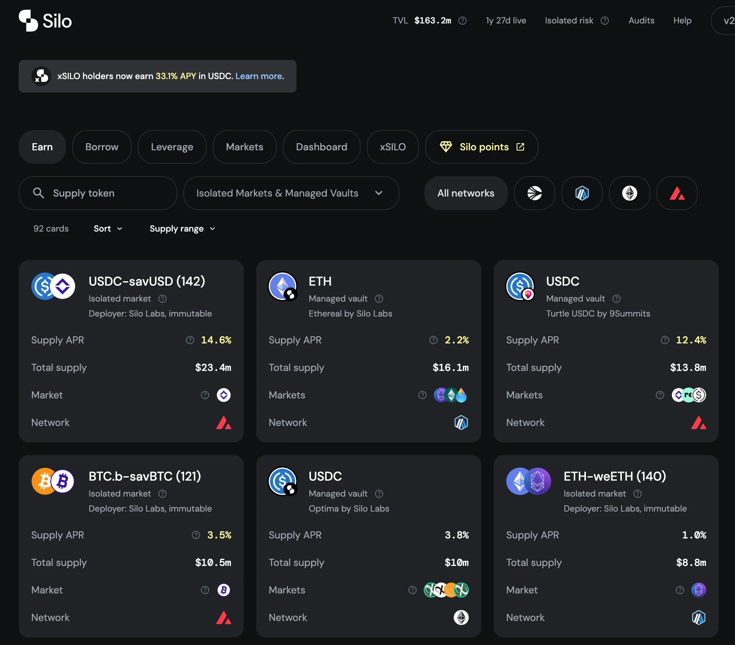 Dynamic visualization of cross-chain unified margin pooling BTC, ETH, SOL assets into efficient perps trading portfolio for capital efficiency in DeFi