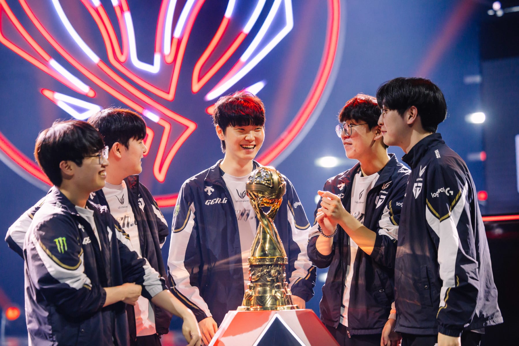Futuristic AI brain overseeing a live esports match with dynamic data streams, automated bet grading, odds adjustment, and predictive analytics for games like CS2 and League of Legends.