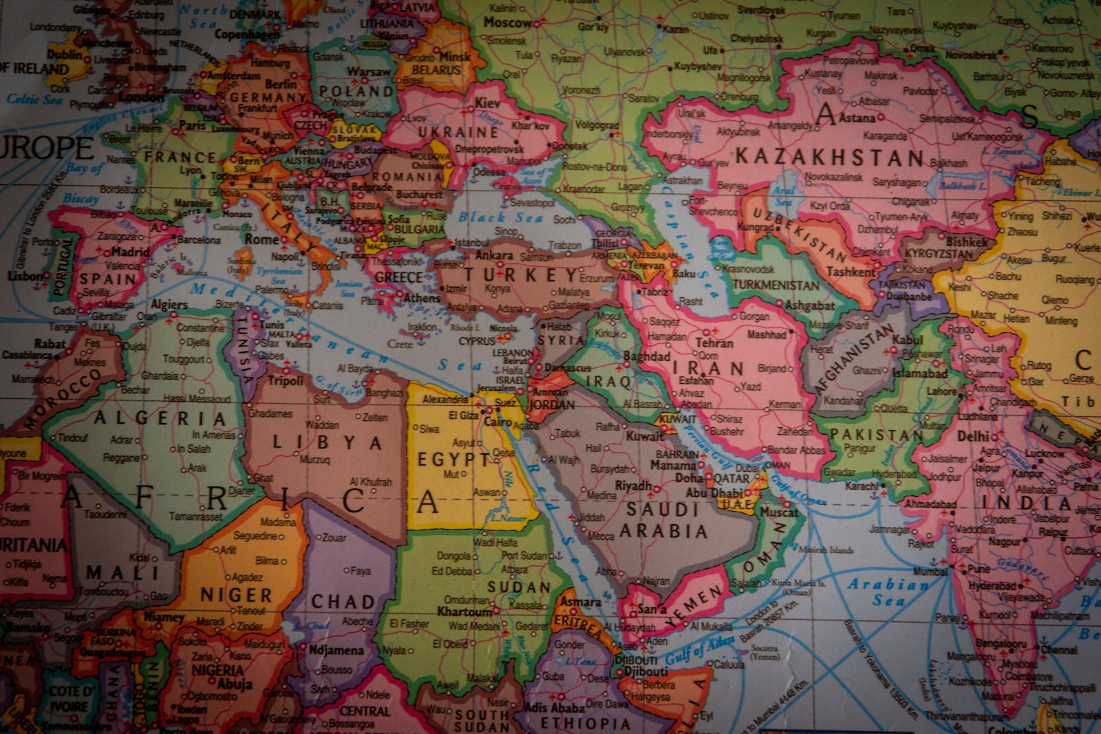 Global world map highlighting high-risk countries like Nigeria and India blocked by DEX geofencing tools for FATF Travel Rule compliance and crypto AML sanctions in 2026