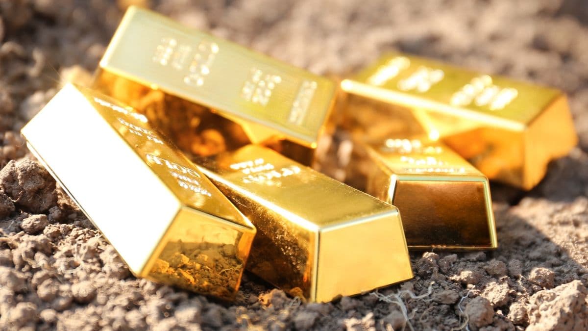 Gold bars with digital blockchain overlay representing tokenized gold investment in 2025