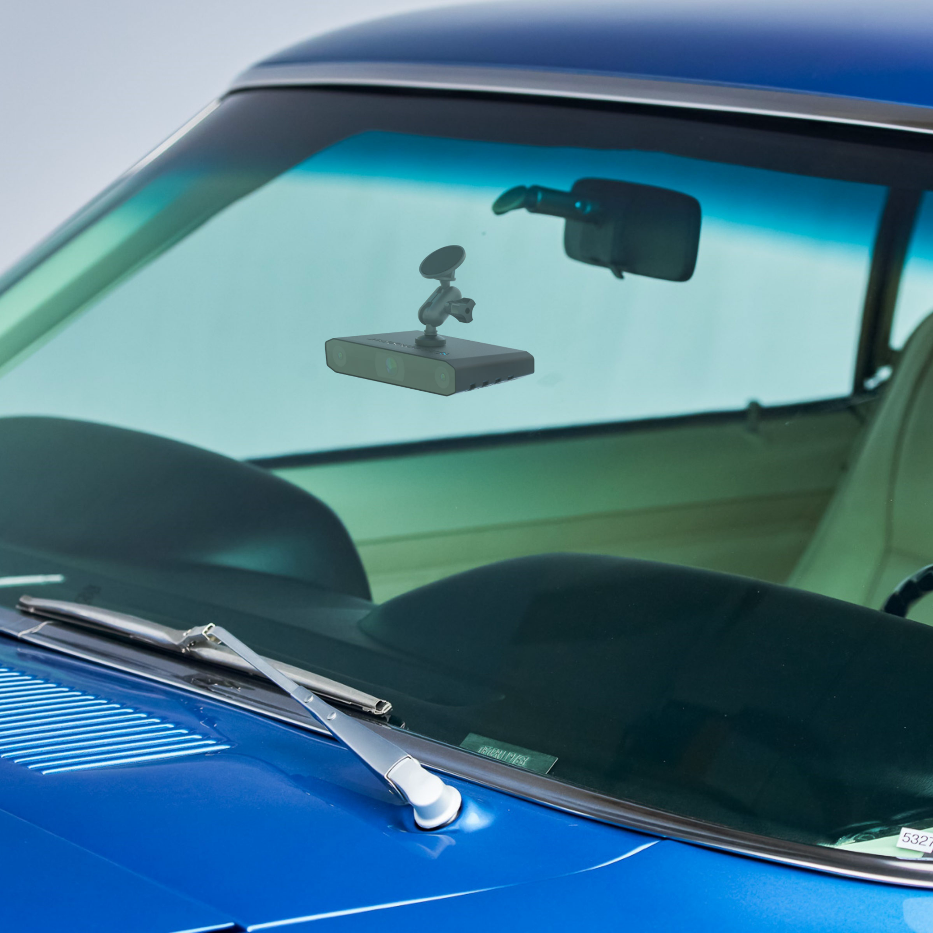 Hivemapper Bee dashcam mounted on car windshield capturing real-time street mapping data for HONEY token earnings on Solana DePIN