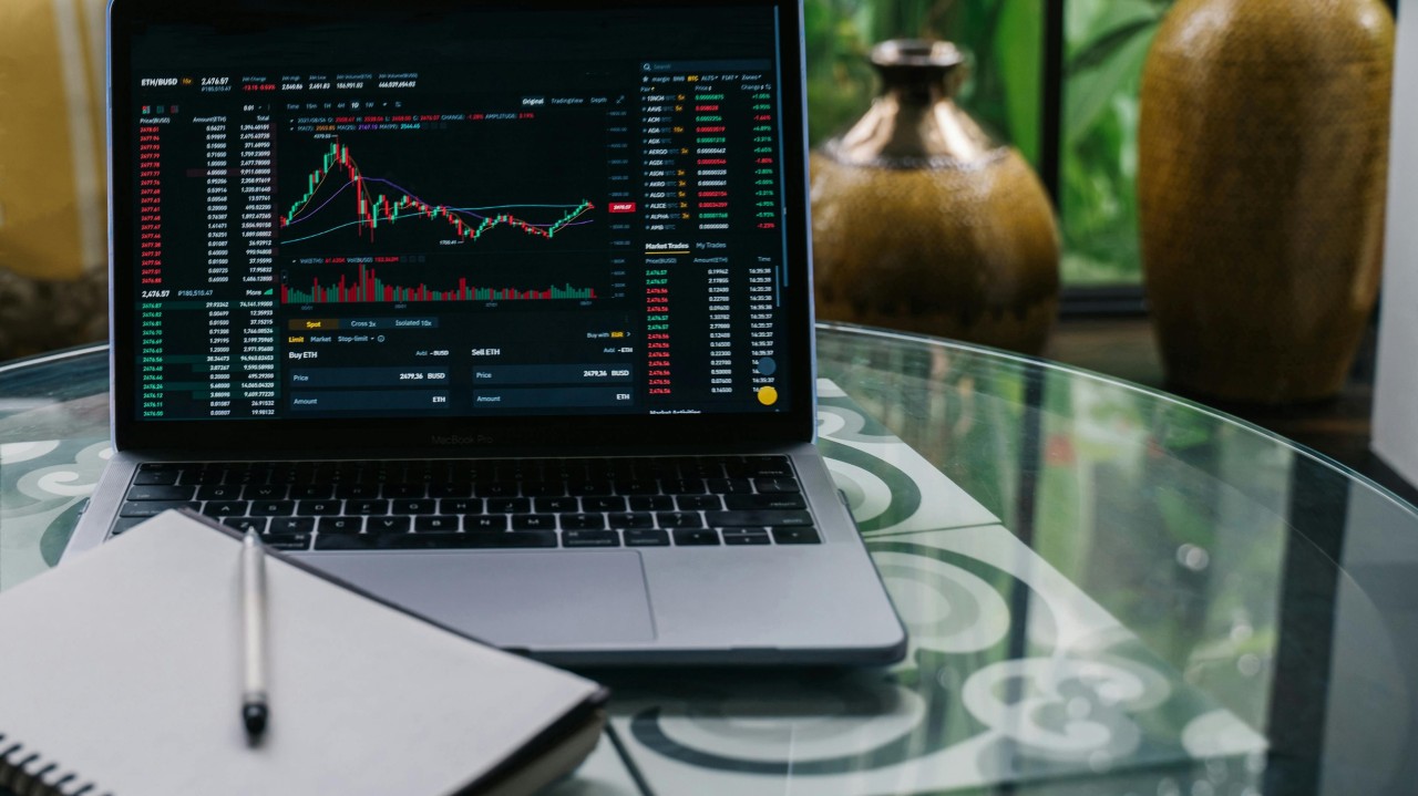 Illustration comparing Nexus Mutual, InsurAce, and Unslashed Finance DeFi insurance protocols
