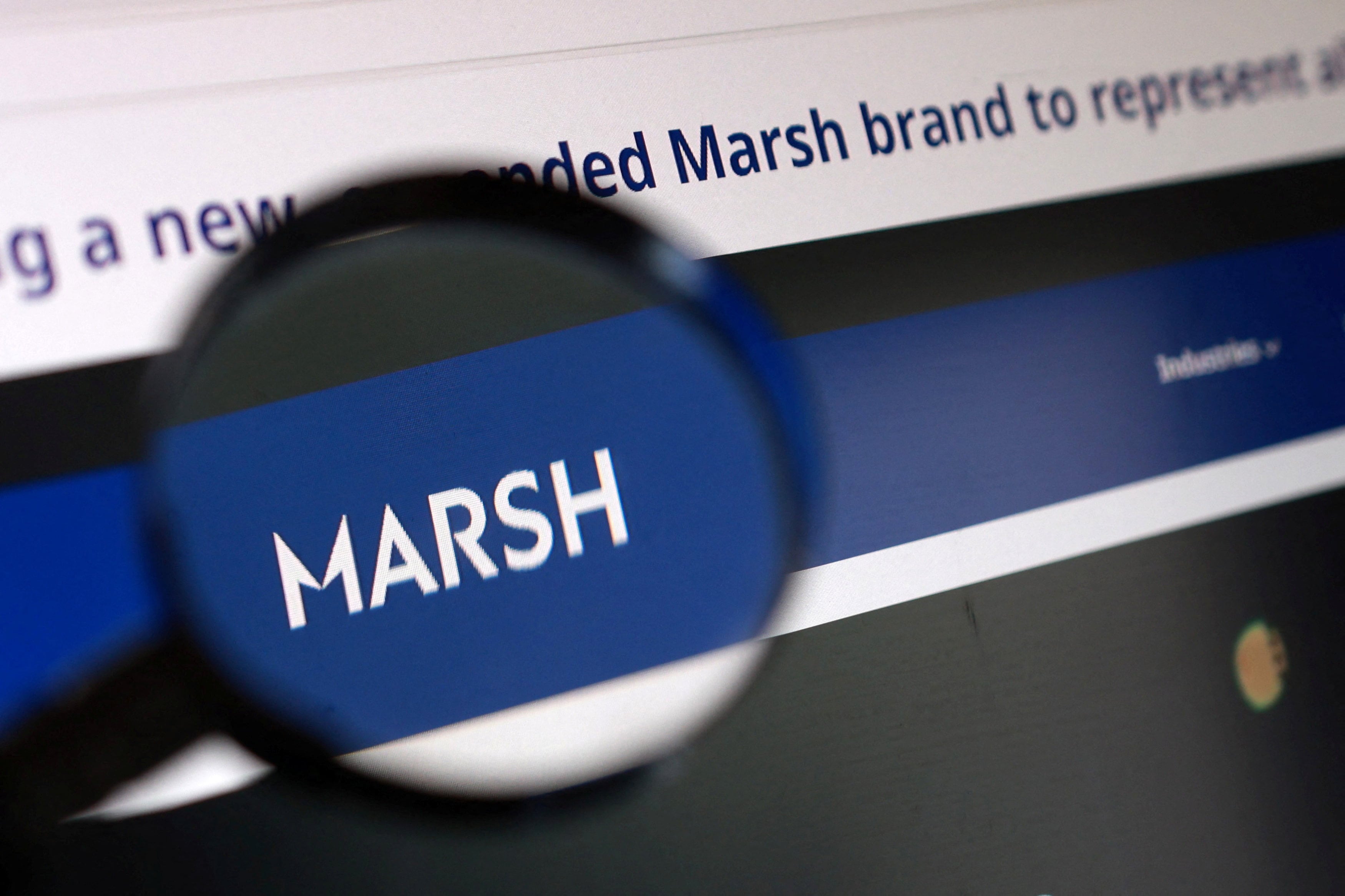 Infographic comparing Re Protocol 92% combined ratio vs Swiss Re 89.9% and Beazley 92% average, showcasing on-chain reinsurance blockchain efficiency and transparency