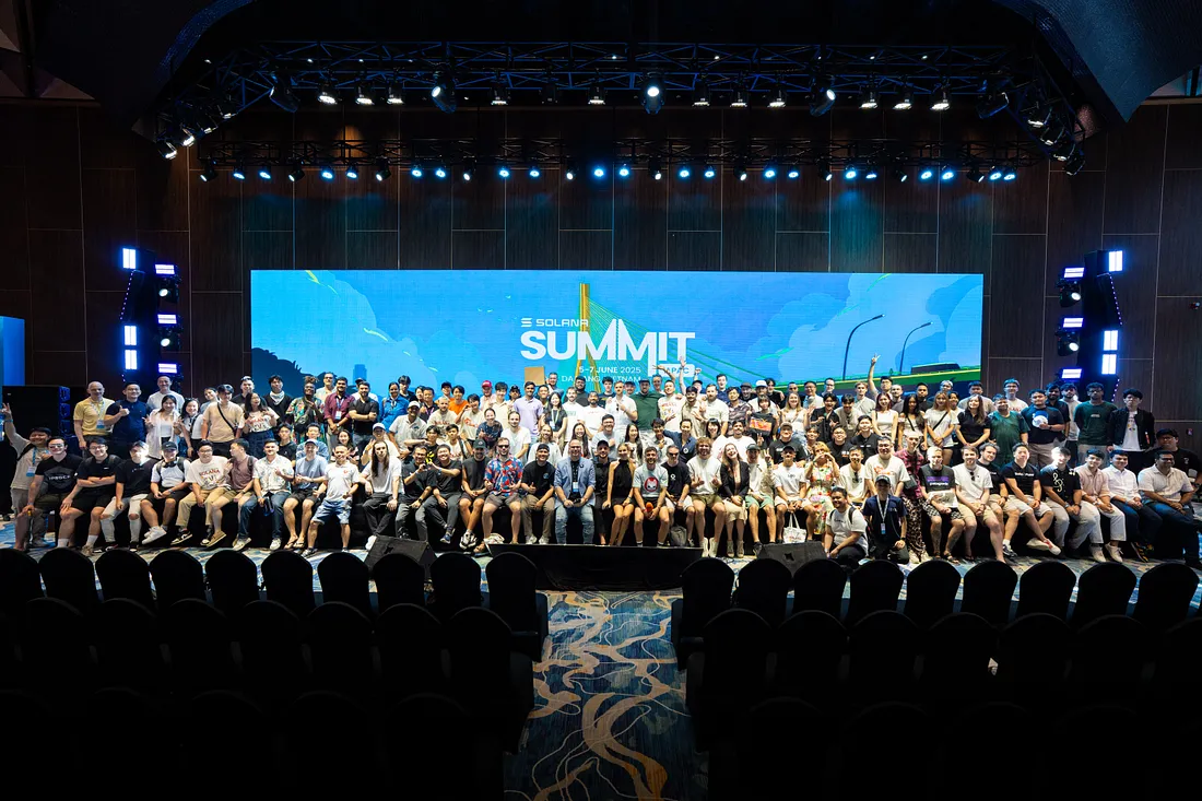 Main stage crowd at Solana All-In Summit 2025 in Da Nang, Vietnam, featuring attendees and event atmosphere