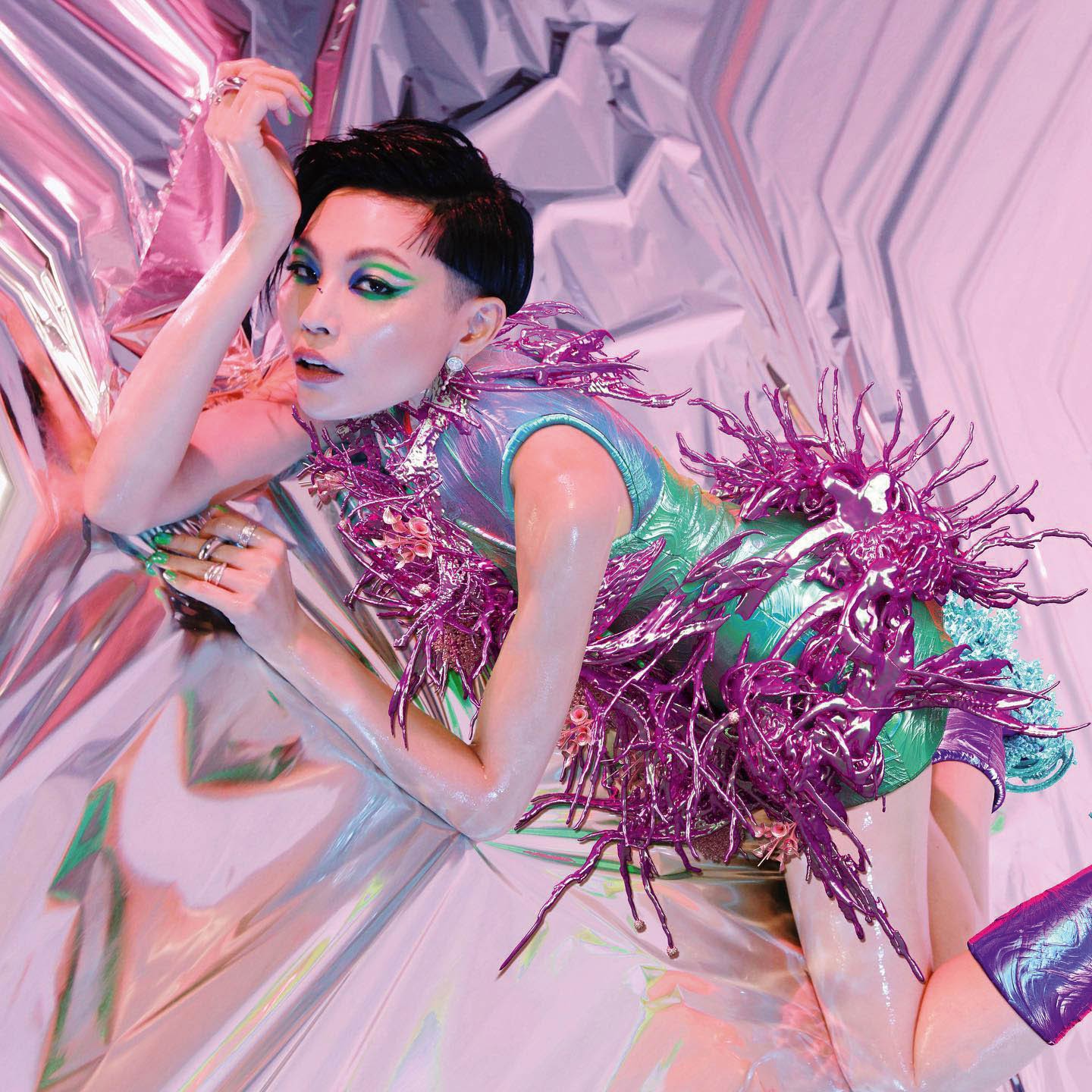 Vibrant graphic of blockchain network overlay on tennis court during high-stakes match, symbolizing transparent decentralized P2P sports betting