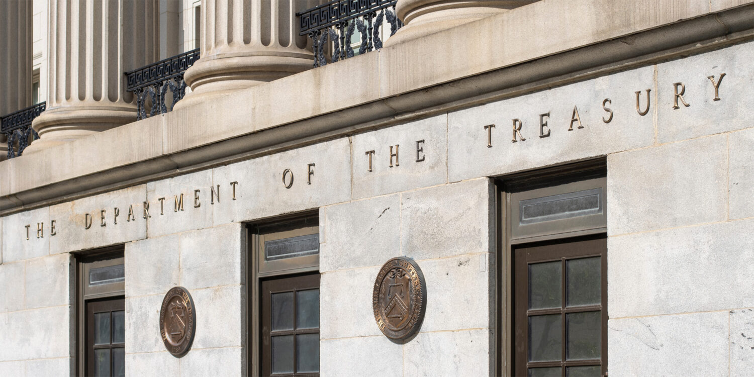 Visual network graph of interconnected high-risk cryptocurrency wallets in Russia, Iran, North Korea sanctions evasion networks, Chainalysis-style blockchain transaction clusters